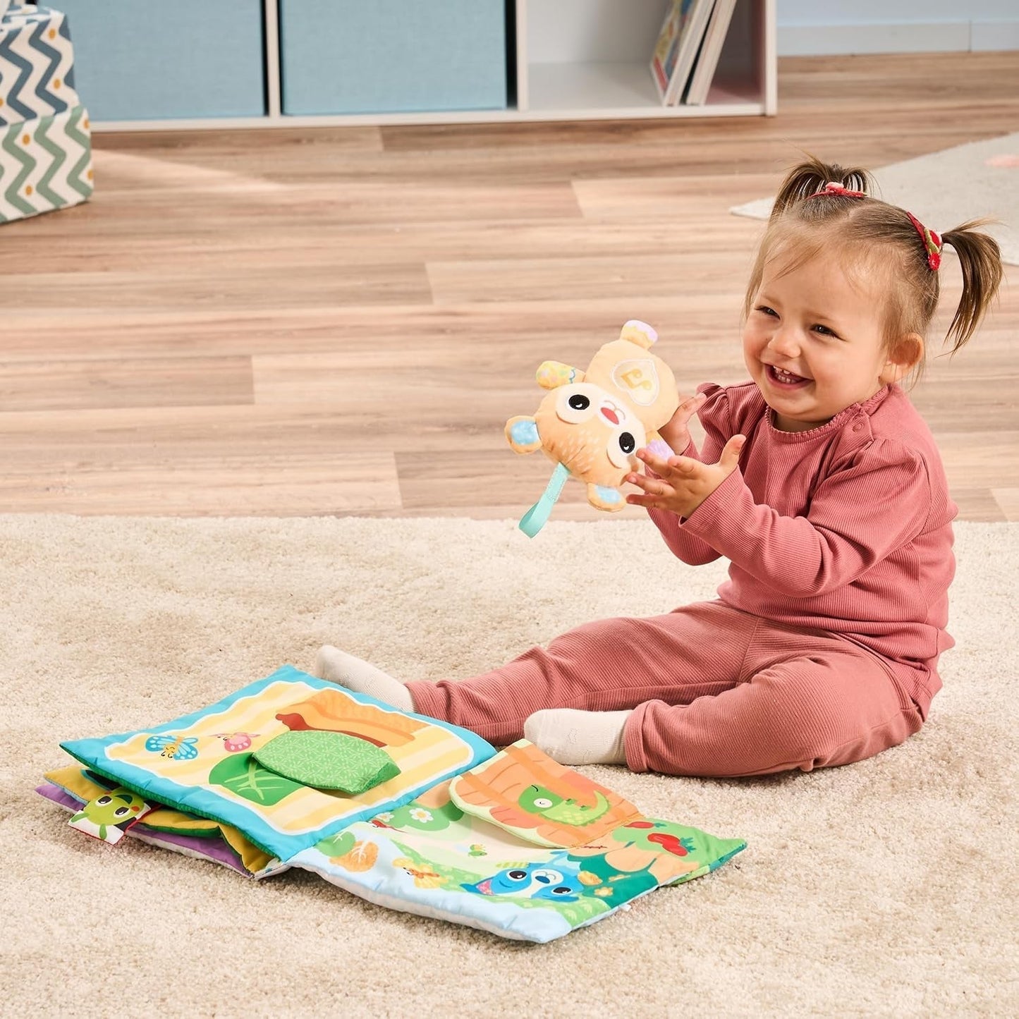 VTech Baby Mein großes Plüschbuch – Tast- und Fühlbuch/Buch mit Musik und Geräuschen – Stoffbuch mit beweglichen Elementen – Spielzeug für motorische und sensorische Fähigkeiten – Für Babys und Kinder im Alter von 3–24 Monaten. Bebe Naty Shop Toys