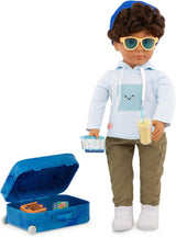 Our Generation – Milo – 46 cm große Jungenpuppe – lebensechte braune Augen und lockiges braunes Haar – Rollgepäck und Reisezubehör – Rollenspiel – Spielzeug für Kinder ab 3 Jahren