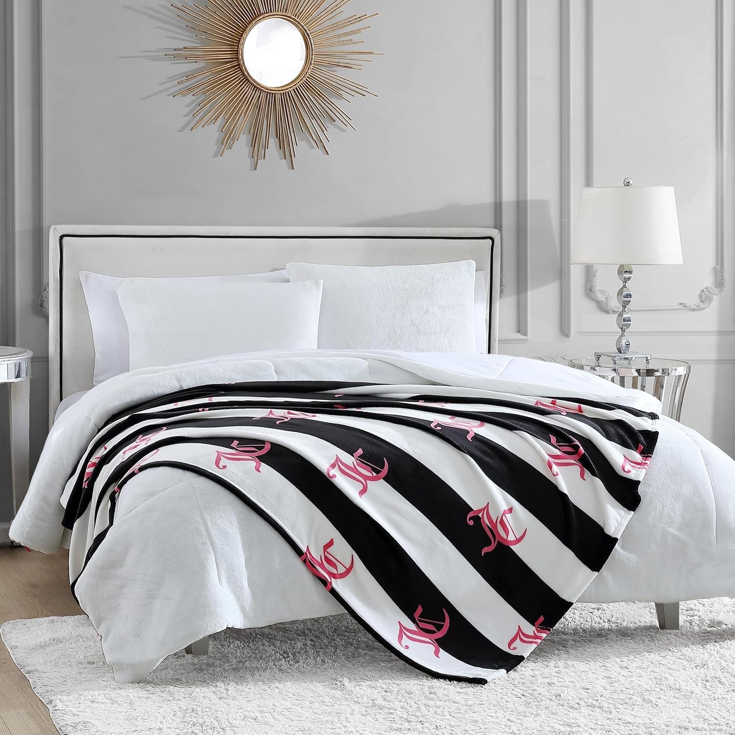 Juicy Couture Cabana Plüsch-Überwurfdecke, 127,7 x 178,8 cm, luxuriöse Mikrofaser-Plüschdecke für maximalen Komfort und gemütliche Wärme. Juicy Couture Betten und Decken