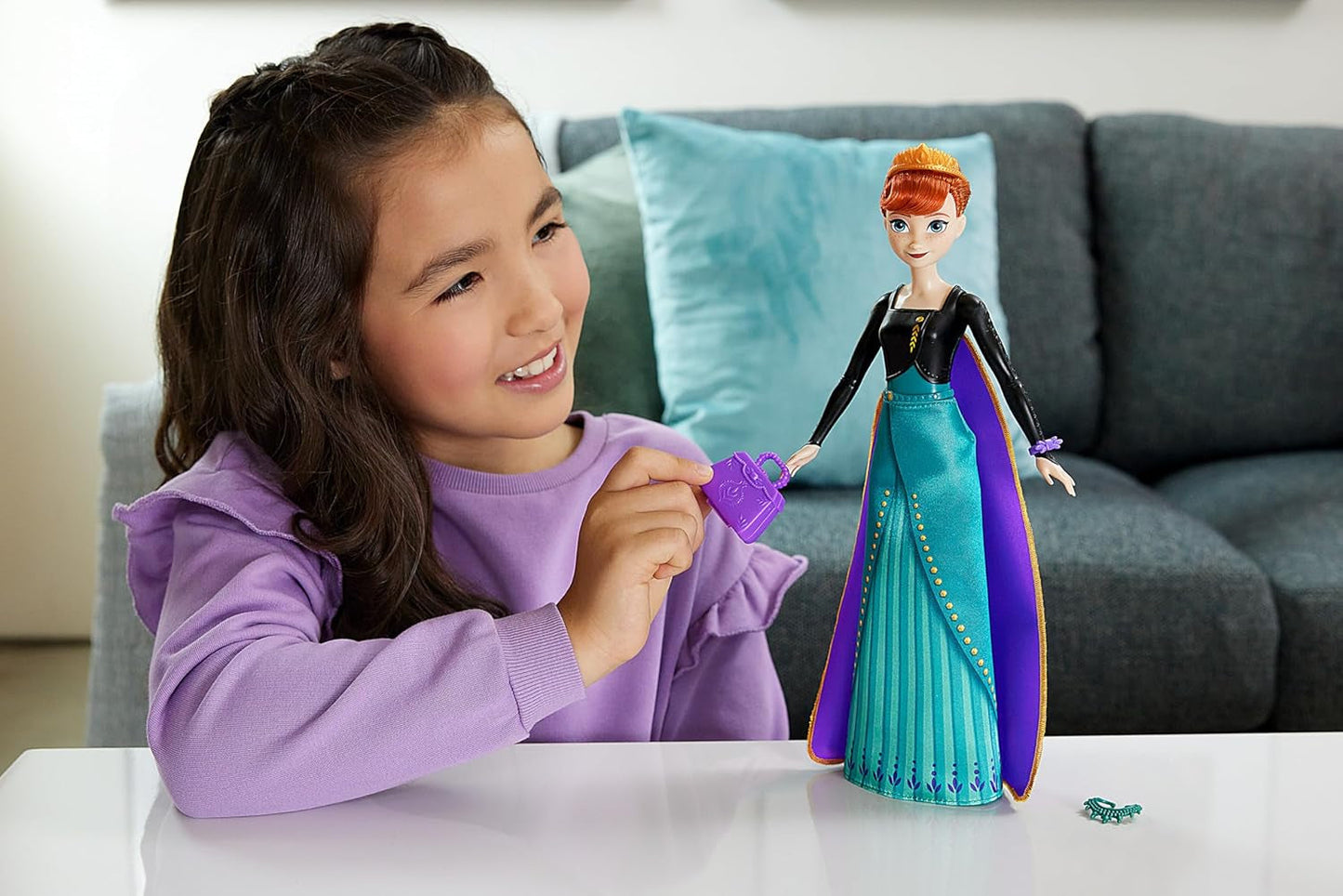 Mattel Disney Die Eiskönigin Anna Modepuppen-Set, Spin & Reveal mit 11 Überraschungen, darunter 5 Zubehörteile, 5 Aufkleber und eine Spielszene, inspiriert vom Disney-Film HXD27 Naty Shop Dolls