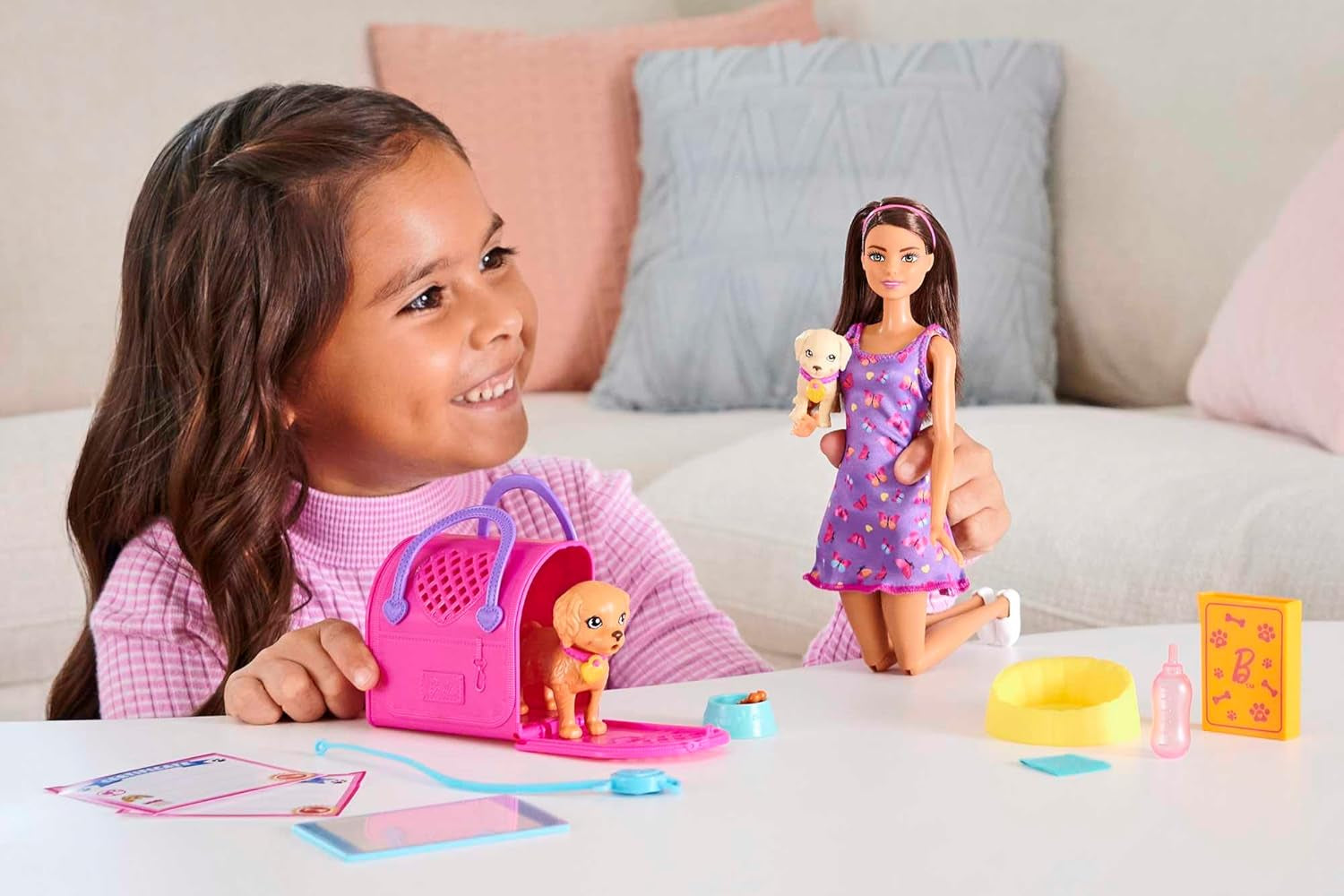 Adoption Barbie Puppy – Puppe und 2 Welpen, mit Adoptionsurkunden, Farbwechseleffekt, Käfig und Zubehör, für Kinder ab 3 Jahren, HKD 86