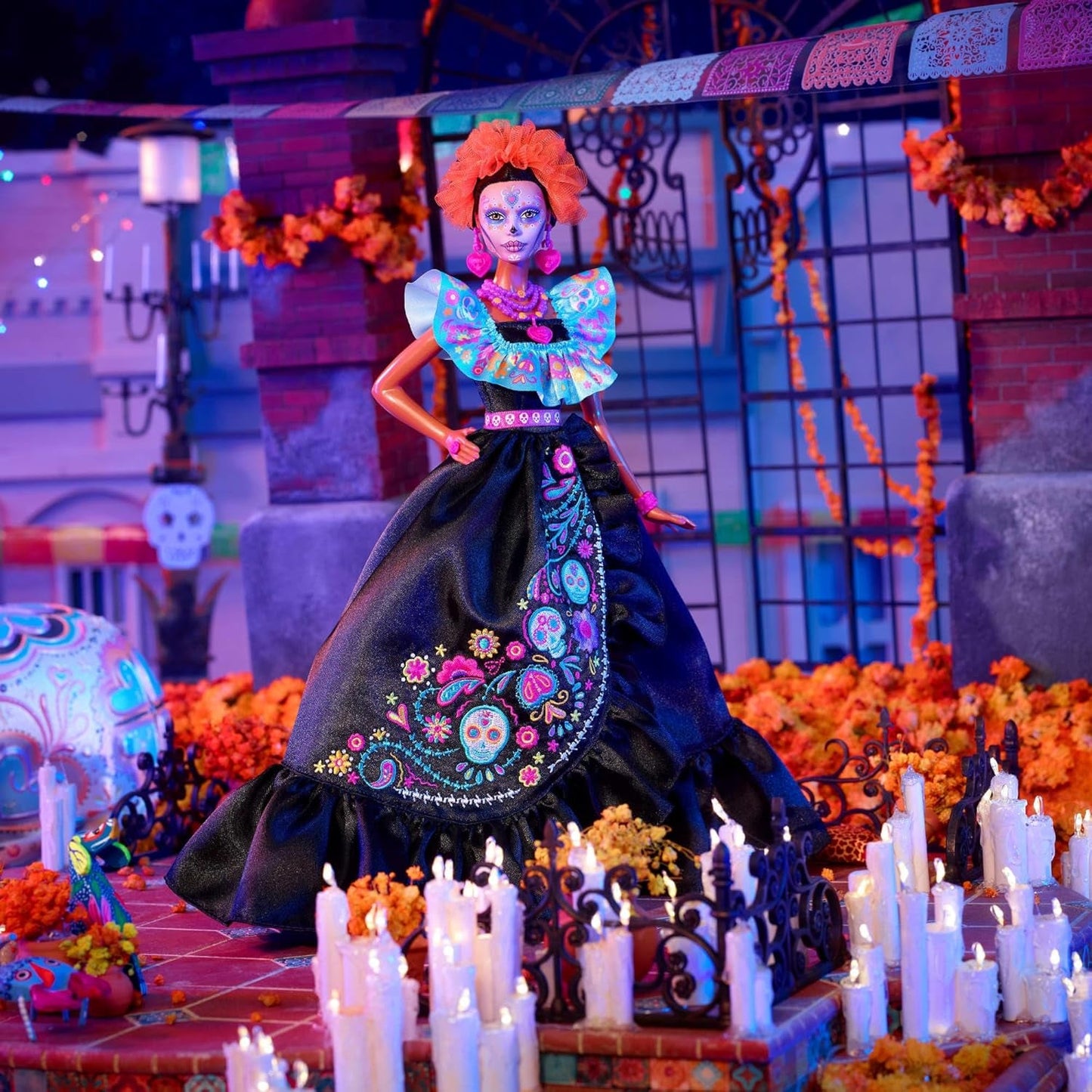 Barbie Signature-Puppe, Día De Muertos 2024 Sammelfigur in schwarzem Kleid und blauem Rüschenoberteil, gesticktem Aufdruck und farbenfrohen Accessoires, HRM72