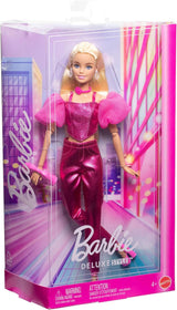 Barbie Deluxe Style Nr. 5-Puppe in einem metallischen rosa-blonden Outfit mit glitzerndem Oberteil und glitzernden Hosen, mit Accessoires wie einer rosa Halskette und einer Handtasche, JFP40