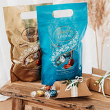 LINDOR Schokokugeln | 1 kg wiederverschließbarer Beutel | ca. 80 Vollmilchschokoladenkugeln mit Minzfüllung | Großpackung & LINDOR Salzkaramell-Schokoladenkugeln