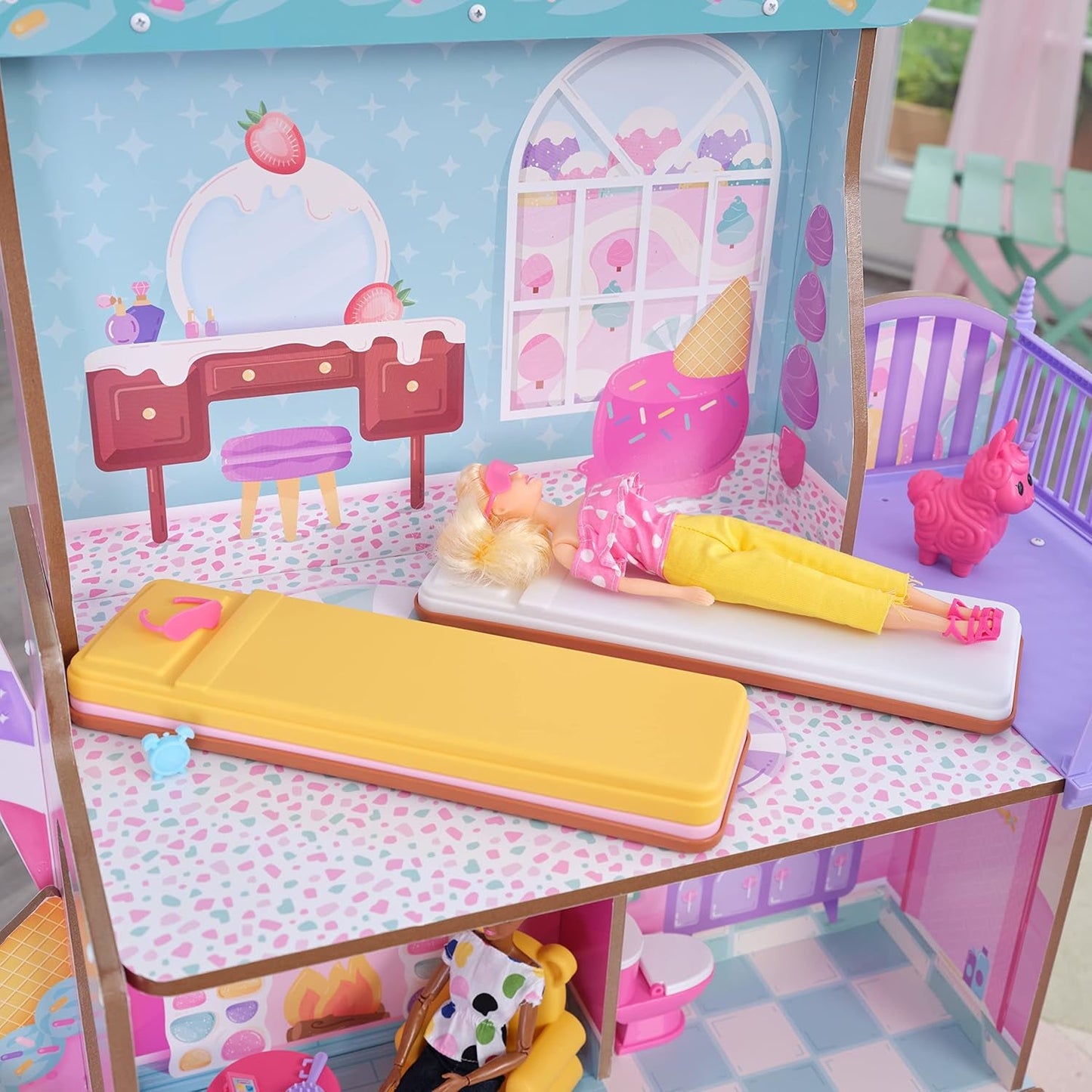KidKraft Puppenhaus Candy Castle aus Holz mit Möbeln und Zubehör, Einhorn-Lama-Figurenhaus, Eistüten-Aufzug und Gummibärchen-Stuhl für Puppen, Spielzeug für Kinder ab 3 Jahren, 20242