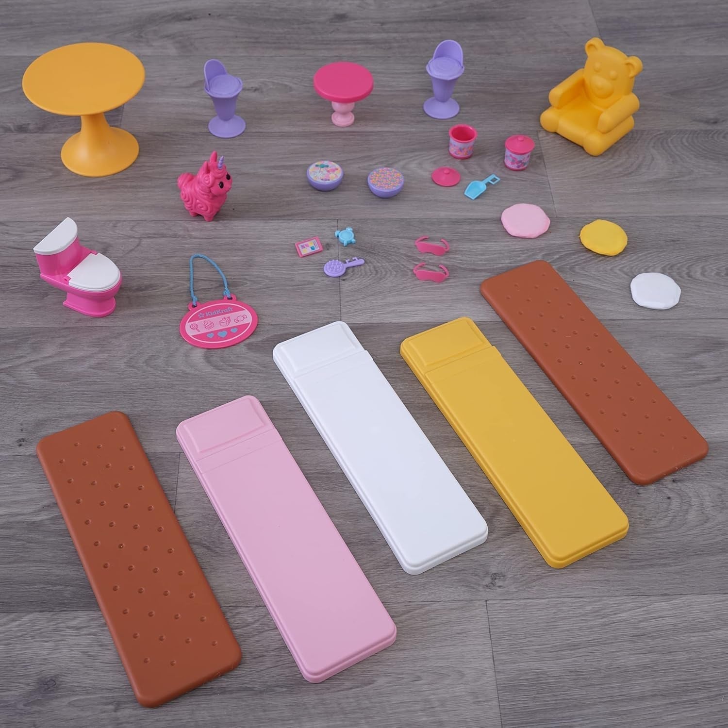 Kidkraft Candy Castle Puppenhaus aus Holz mit Möbeln und Zubehör, Lama-Einhorn-Figurenhaus, Eiskuchen-Lift und Gummistuhl für Puppen, Spielzeug für 3-Jährige, 20242 Naty Shop Puppenhäuser