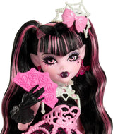 Gruselige und süße Monster High-Geburtstagspuppe Draculaura in einem rosa Partykleid mit thematischen Accessoires wie Einladung, Ballon, Geschenk, Fans und mehr, JBG74