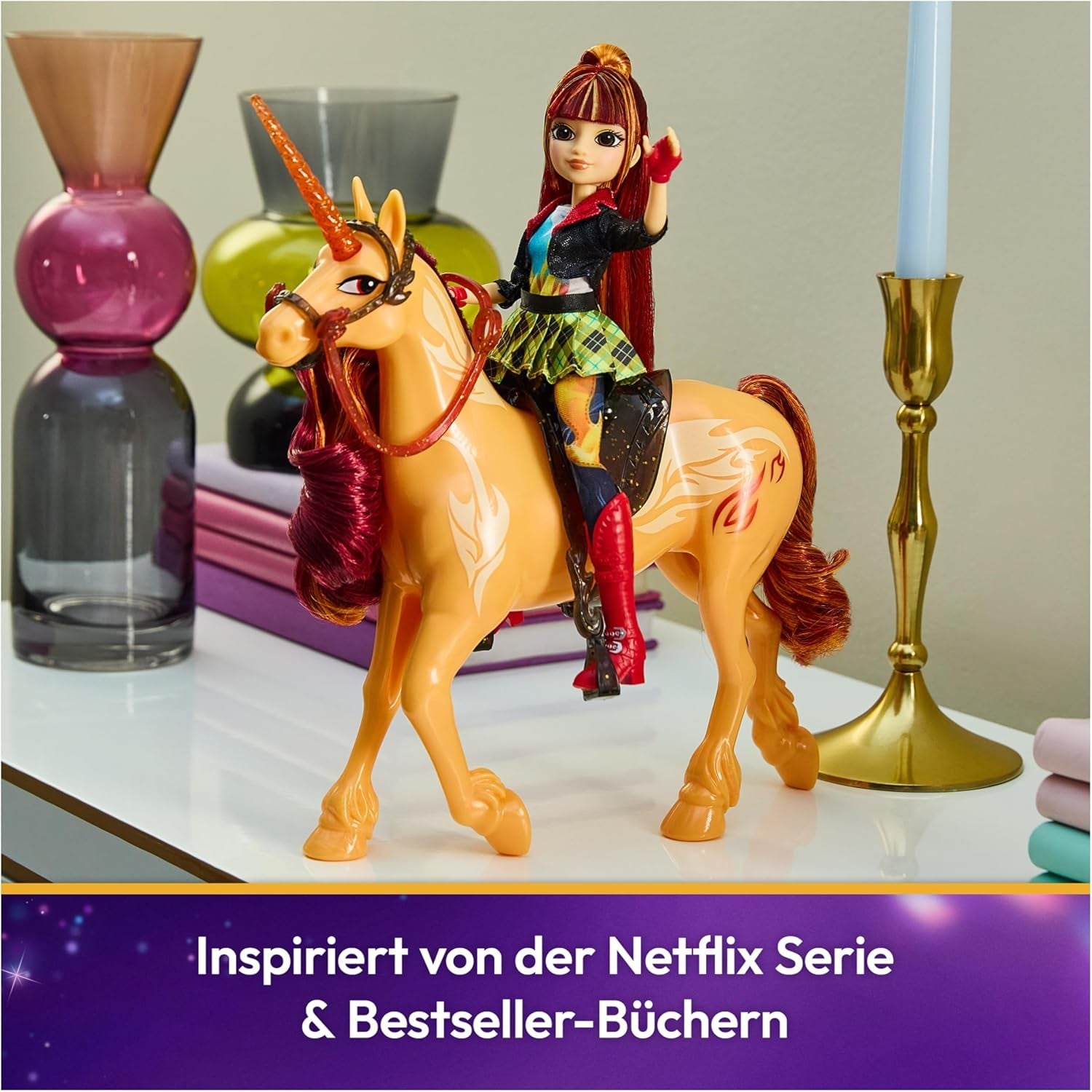 Unicorn Academy Cinder das Einhorn – 28 cm großes, originales Valentina-Einhorn aus der Netflix-Serie, mit echter Mähne und Schweif, abnehmbarem Zaumzeug, Sattel und Bürste, für Kinder ab 4 Jahren