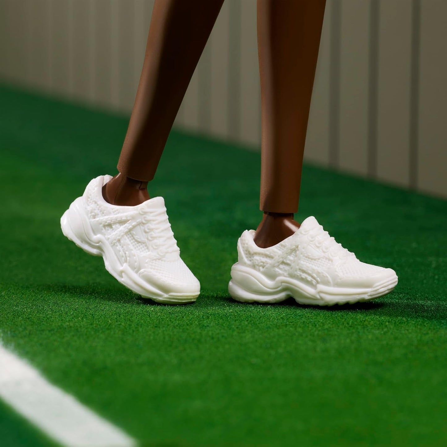 Barbie Inspiring Women Series Venus Williams Modepuppe mit signierter Uniform und Tennisschläger inklusive Präsentationsbox HRM49