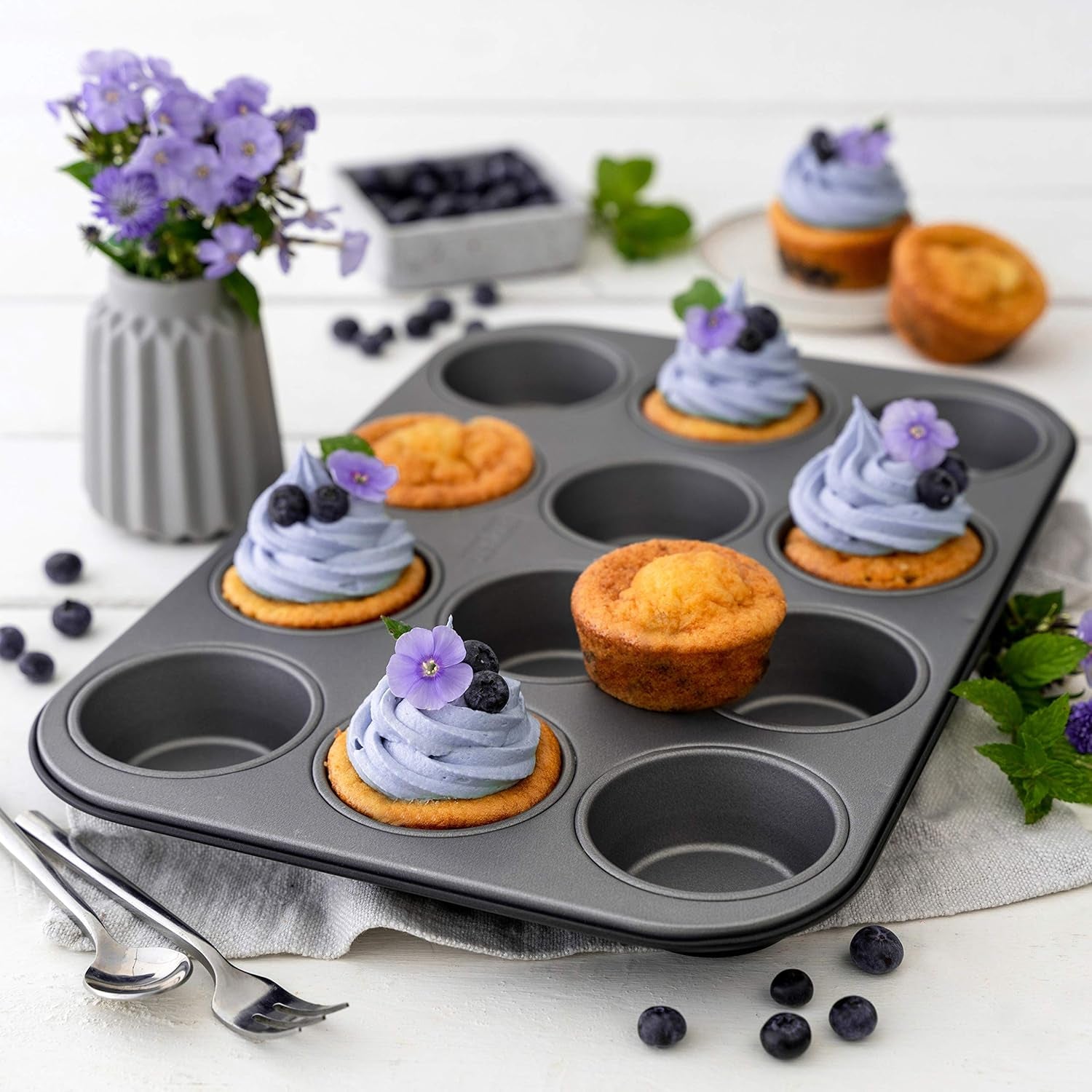 Zenker 12Er Muffinform Energy, Premium-Backform, Für Köstliche Kuchen, Verkürzt Die Backzeit Um Bis Zu 20% (Farbe: Silber/Anthrazit), Menge: 1 Stück, Hellgrau Und Dunkelgrau Formen und Tabletts zum Backen Naty Shop