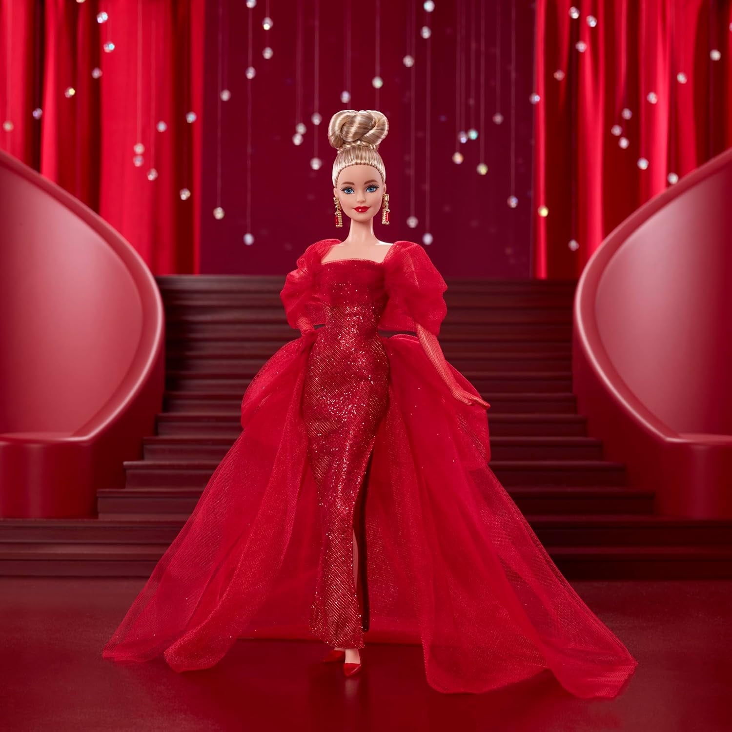 Barbie Signature-Puppe zum 80-jährigen Jubiläum von Mattel, Sammlerfigur in funkelndem roten Tüllkleid mit tropfenförmigen Ohrringen und zarten Handschuhen, blondes Haar, JBJ17