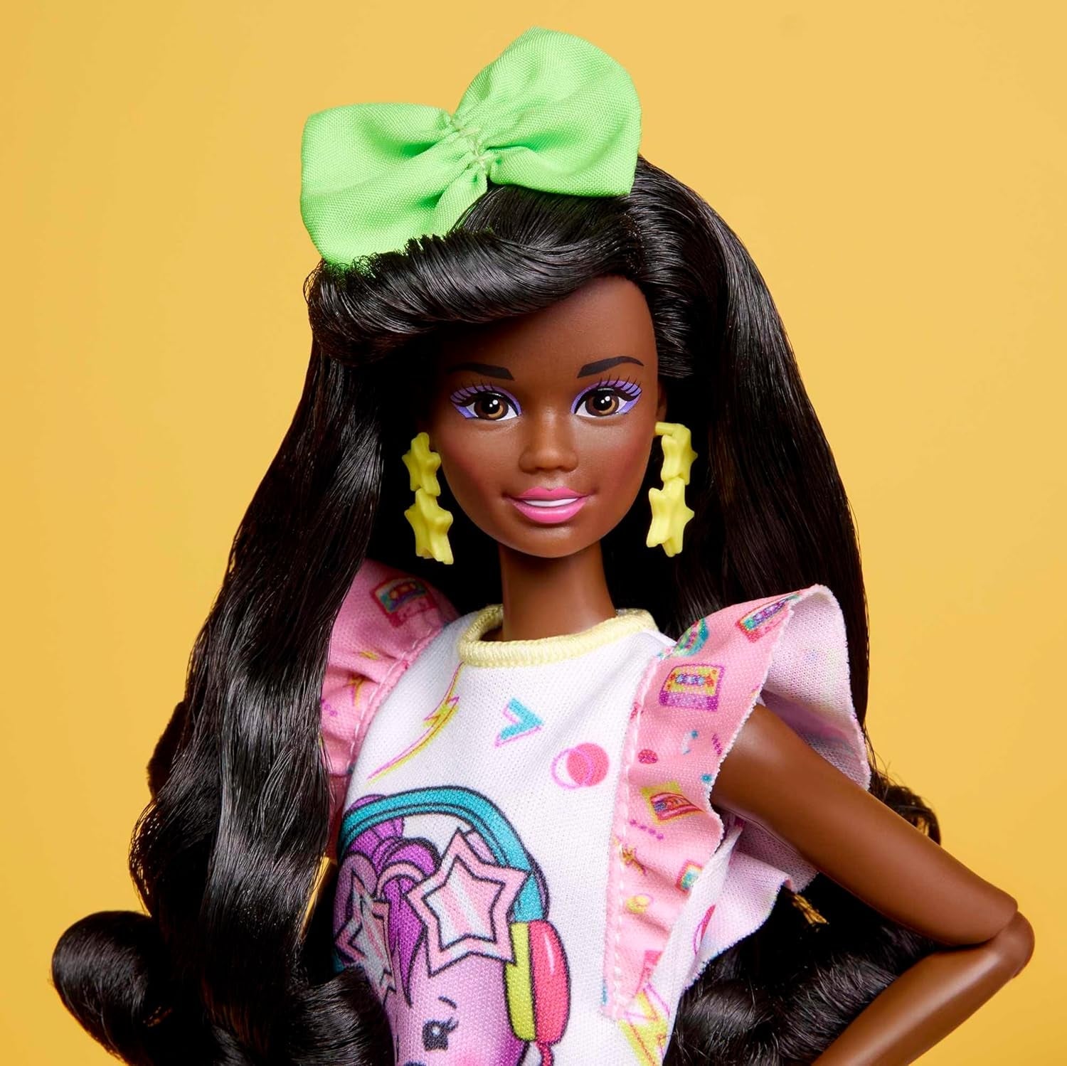 Barbie Rewind – nostalgische Sammlerfigur im 80er-Jahre-Stil mit wunderschönem Haar und Outfit, inklusive Fernseher, Popcorn und Telefon, für Fans und Sammler, HJX19
