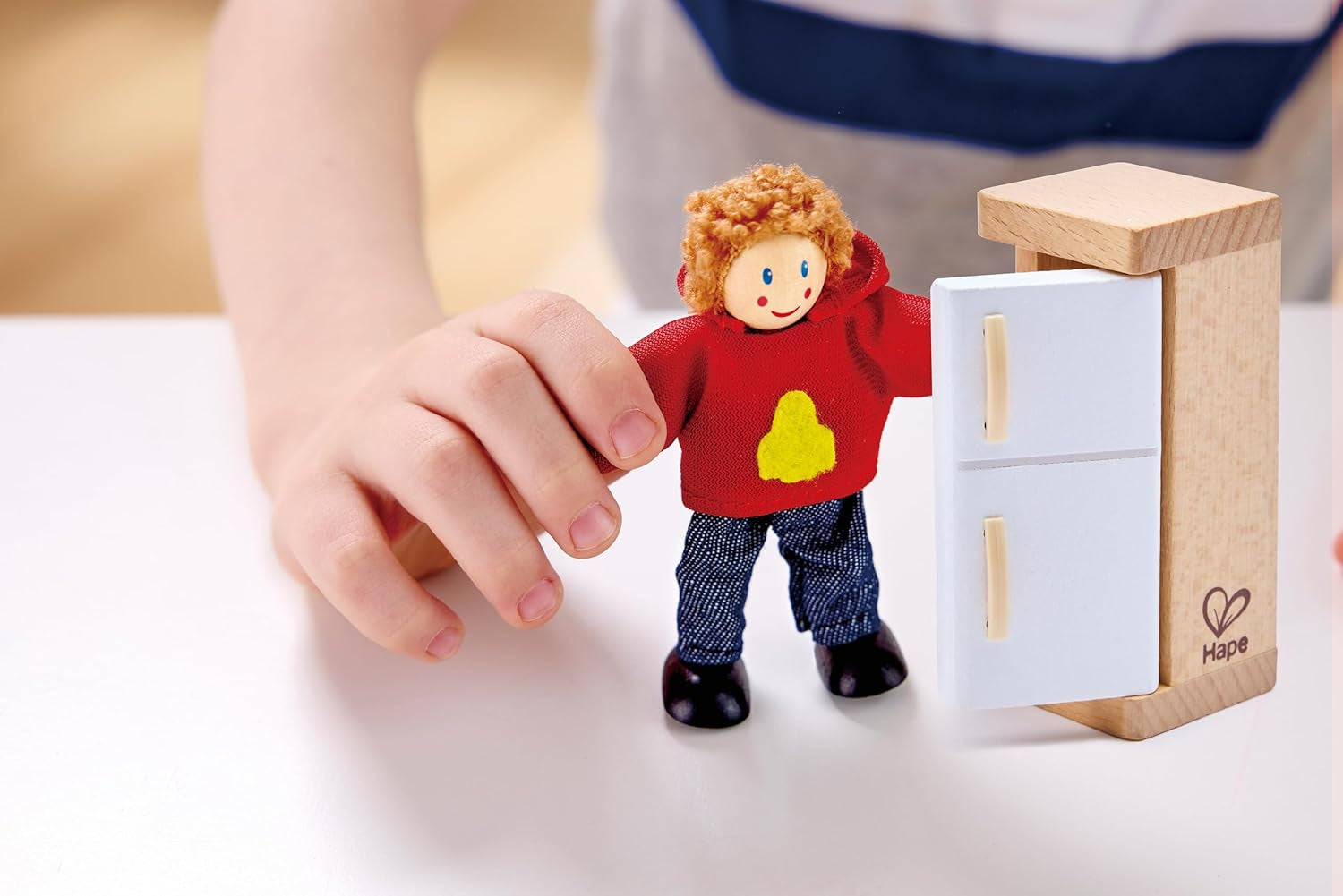 Hape Doll Family Preisgekröntes Puppenhaus-Set, einzigartiges Puppenhaus-Zubehör aus Holz, fantasievolles Spielen, 6 Mitglieder der Puppenfamilie, ab 3 Jahren