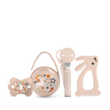Suavinex-Geschenkset für Neugeborene. 4-teiliges Set bestehend aus: Physiologischer SX Pro-Schnuller für Babys von 0 bis 6 Monaten + Schnullerhalter + Duo-Schnullerhülle + Beißring aus Silikon. Wunderland, beige