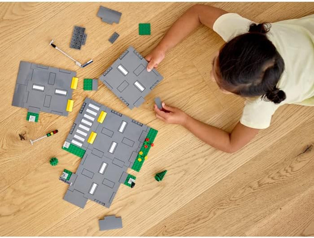 LEGO City Bauset „Straßenkreuzung mit Ampel“ mit im Dunkeln leuchtenden Steinen 60304 Bausets Besuchen Sie den LEGO-Store