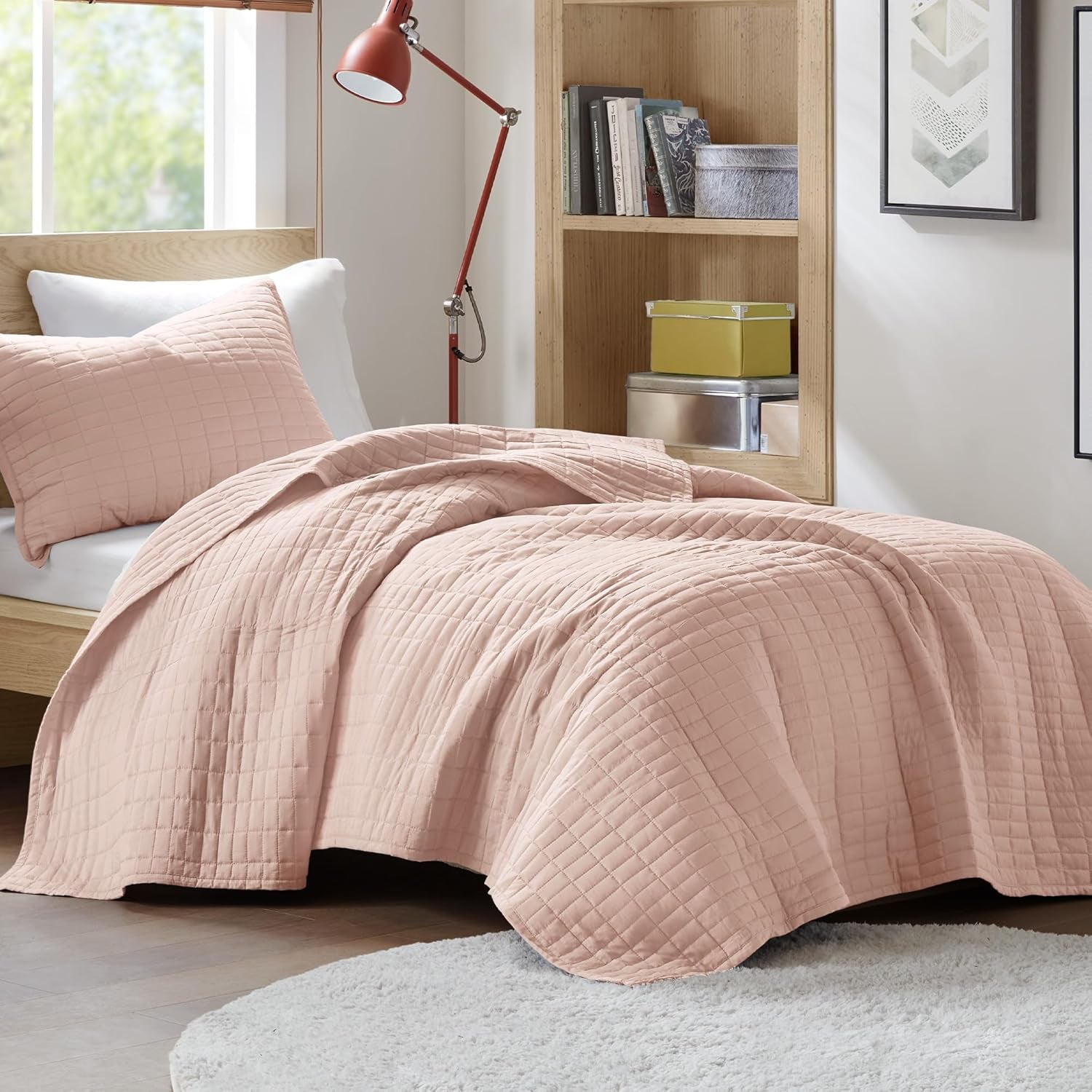 Comfort Spaces Kienna Steppdecken-Set, luxuriöse Doppelnaht-Sommerdecke, leichte, weiche Ganzjahresbettwäsche, passender Kissenbezug, weiße King-Size-Decke (264,2 x 228,6 cm), Naty Shop Red Twin/Twin XL (66" x 90") Steppdecken und Steppdecken