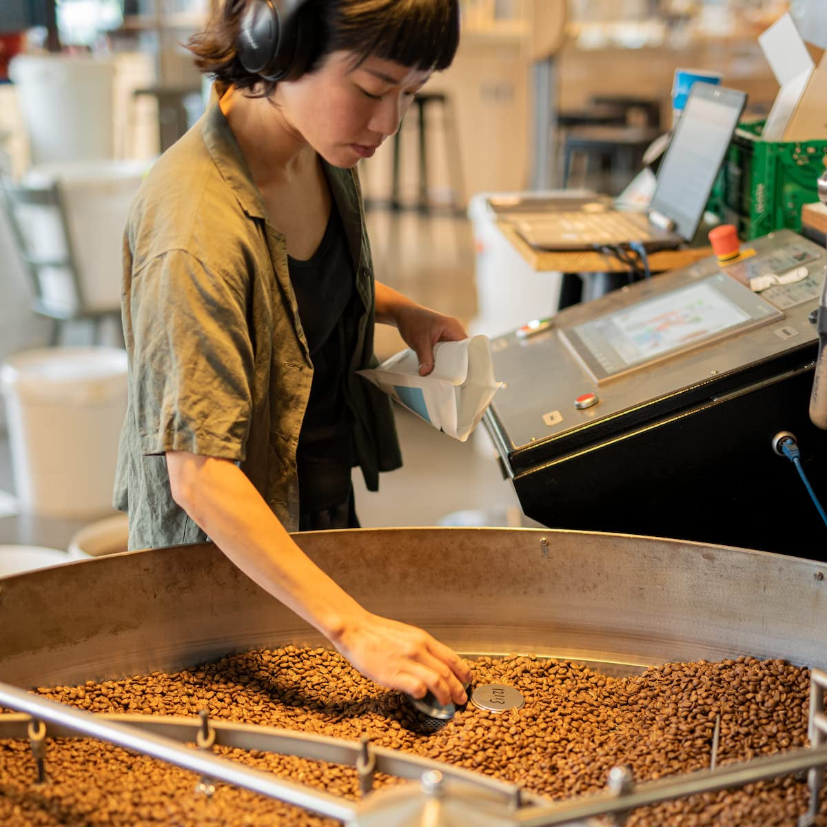 Frühlingsblütenfilter | 250 g Vollkorn | fair und nachhaltig | frisch frittiert | Kaffeebohnen 100 % Arabica | besonderer Kaffee | 19 Gramm Cafe Roastery…