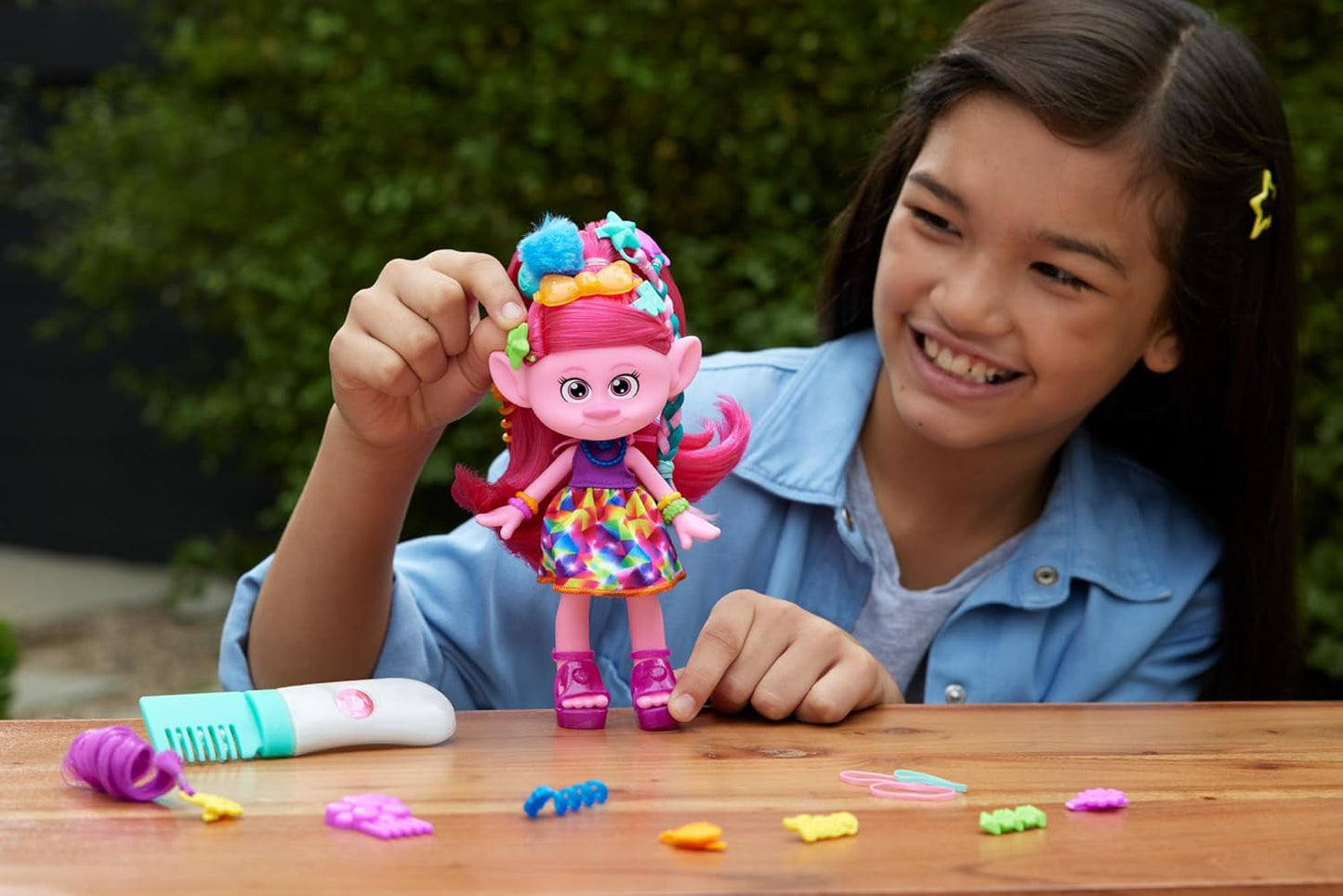 Mattel DREAMWORKS TROLLS Together Strong – Hair-Tastic Queen Poppy Fashion Doll – 15+ Accessoires, Glitzerkamm, waschbares Glitzergel, ab 3 Jahren, HNF25 Naty Shop Dolls