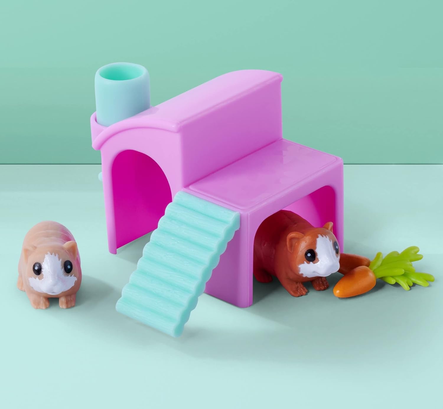 Simba Evi Love Guinea Pigs Spielpuppe mit zwei Meerschweinchen und Haus, Wasserflasche und Karotten, 12 cm, ab 3 Jahren