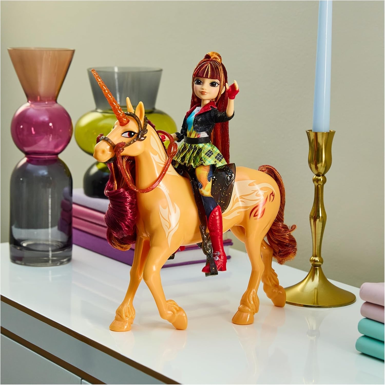 Unicorn Academy Cinder das Einhorn – 28 cm großes, originales Valentina-Einhorn aus der Netflix-Serie, mit echter Mähne und Schweif, abnehmbarem Zaumzeug, Sattel und Bürste, für Kinder ab 4 Jahren