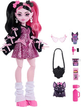 Monster High-Puppe Draculaura in rosa Kleid mit Schleifen und schwarzer Strickjacke mit Fledermaus von Count Fabulous und 7 Accessoires, darunter Ramen, Lippenstift und Tasche, JHK29