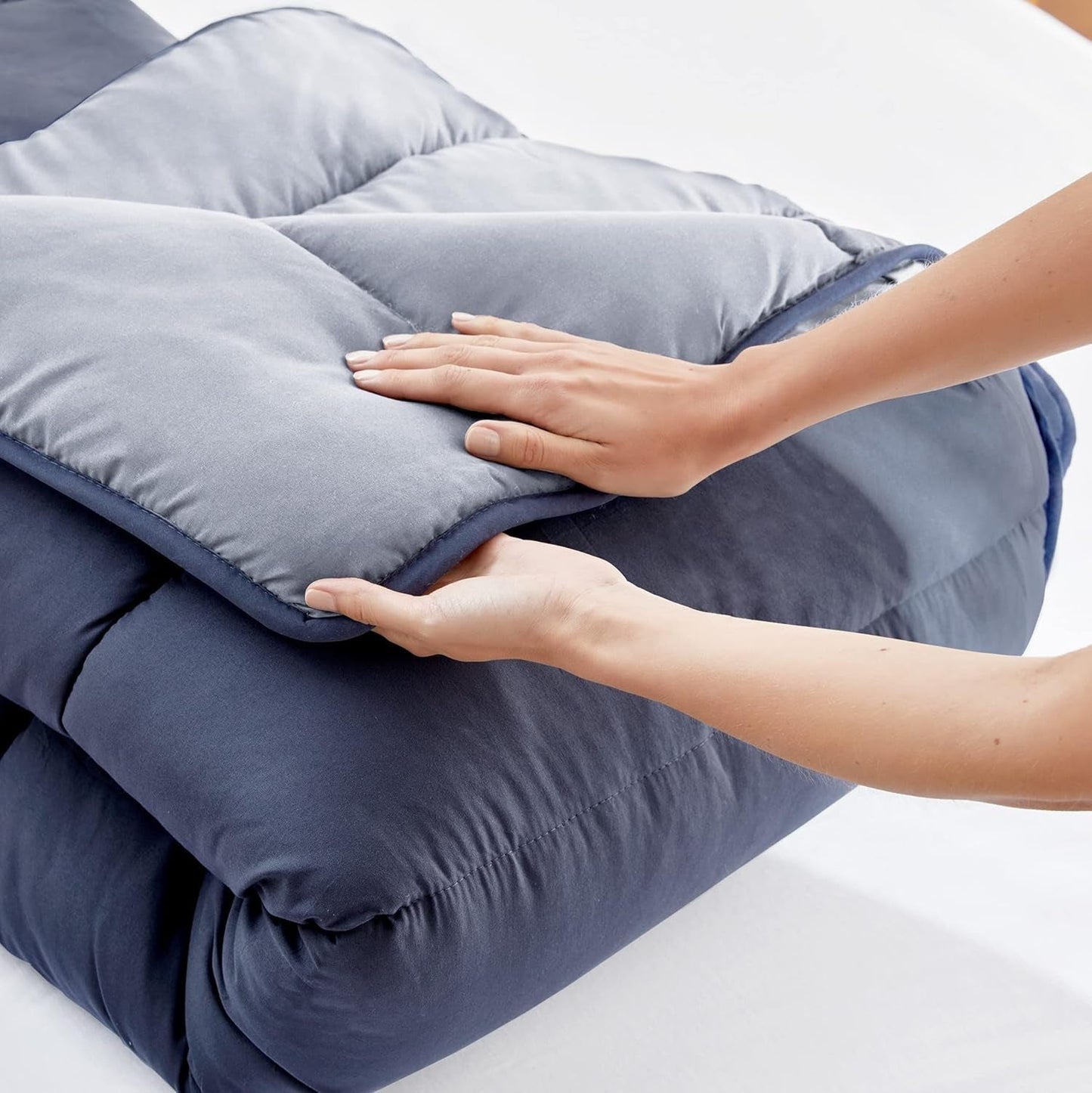 Pikolin Home – Wendedecke 300 G – nordische zweifarbige Füllung – für Bett 90 – bequem, warm, atmungsaktiv, Marineblau, 135 x 200 cm Bettdecken und Steppdecken Naty Shop