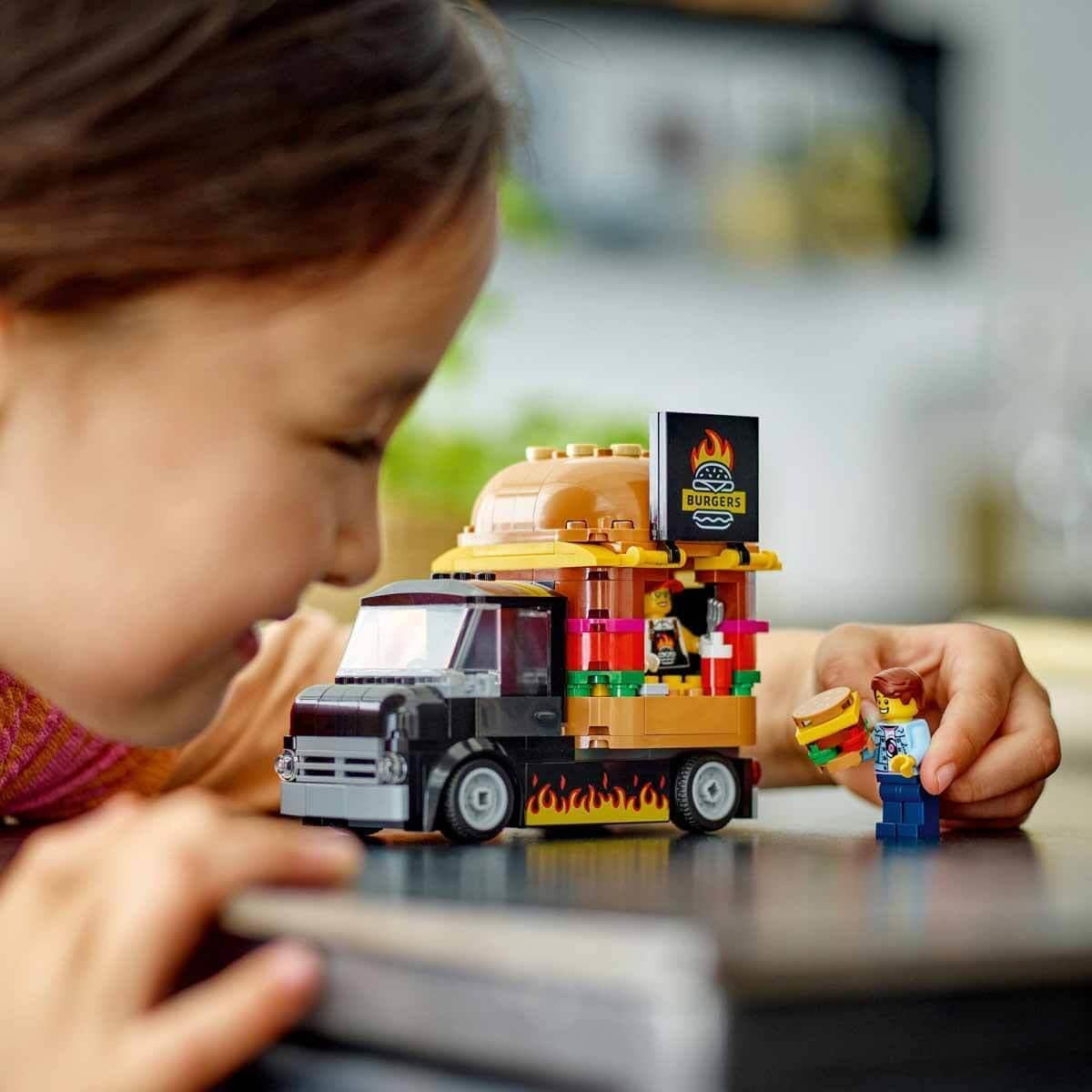 LEGO City Burger Truck Bauset mit Spielzeugauto für 5-Jährige, Imbisswagen-Minifigur und Zubehör, lustiges Geschenk für Jungen und Mädchen 60404 Bausets Besuchen Sie den LEGO-Store
