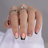 24 Stück kurze quadratische künstliche Nägel mit französischer Spitze, weißes Herz-Design, schwarze Acrylnägel, vollständige Abdeckung
