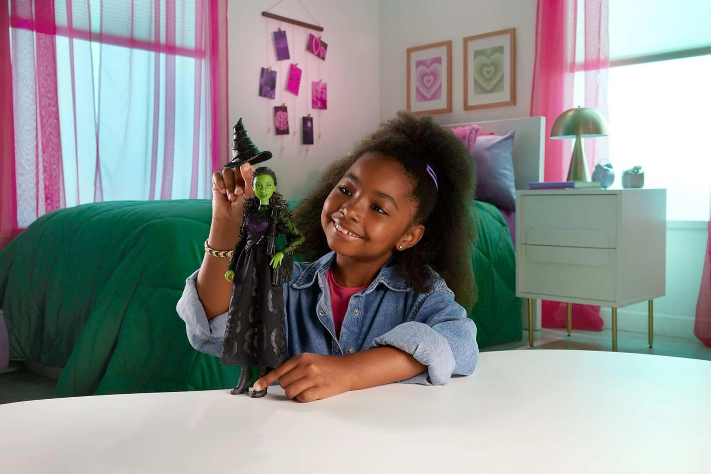 Mattel Wicked Elphaba Modepuppe und Zubehör mit grüner Haut, schwarzem geflochtenem Haar, verschiedenen möglichen Posen und erweiterbarem Ballkleid-Aussehen, HXT62, [Mehrfarbig] Naty Shop Dolls