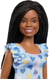 Barbie Fashionistas Puppe Nr. 229 mit Down-Syndrom in einem Kleid mit Herzmuster, das in Zusammenarbeit mit der National Down Syndrome Society, HYK14, entwickelt wurde