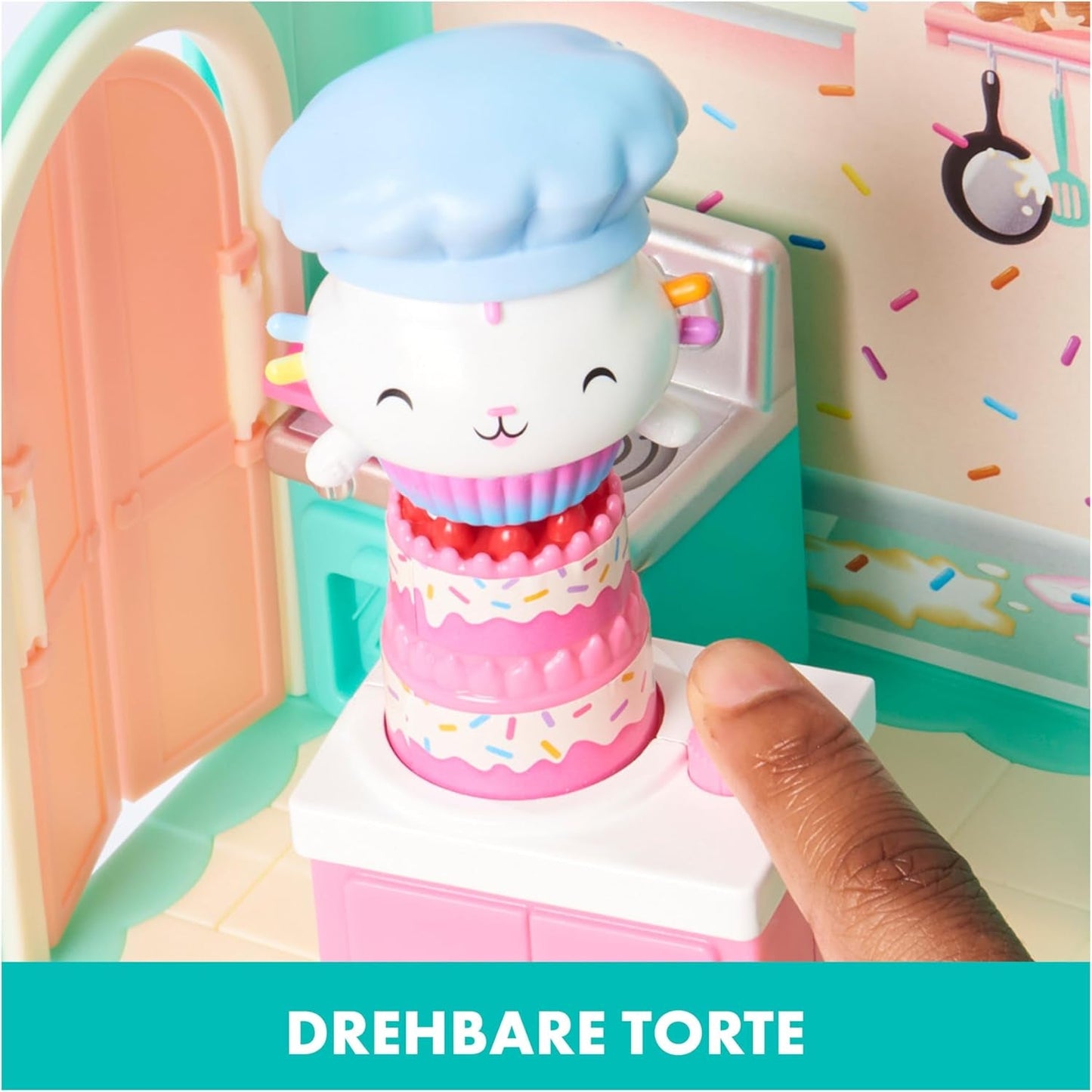 GABBY'S DREAMWORKS PUPPENHAUS – Deluxe-Zimmer, Cakey-Konditorei, Kuchi-Küche (rumänisch: Cakey), 3 Möbelstücke und 2 Überraschungsboxen mit Zubehör, geeignet für Kinder ab 3 Jahren