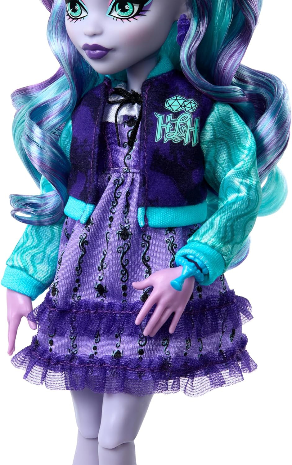 Monster High Fearbook Twyla Puppen- und Filmclub-Zubehörset, College-Jacke, Abschlussalbum, Brettspiel und Kekse, HXW31