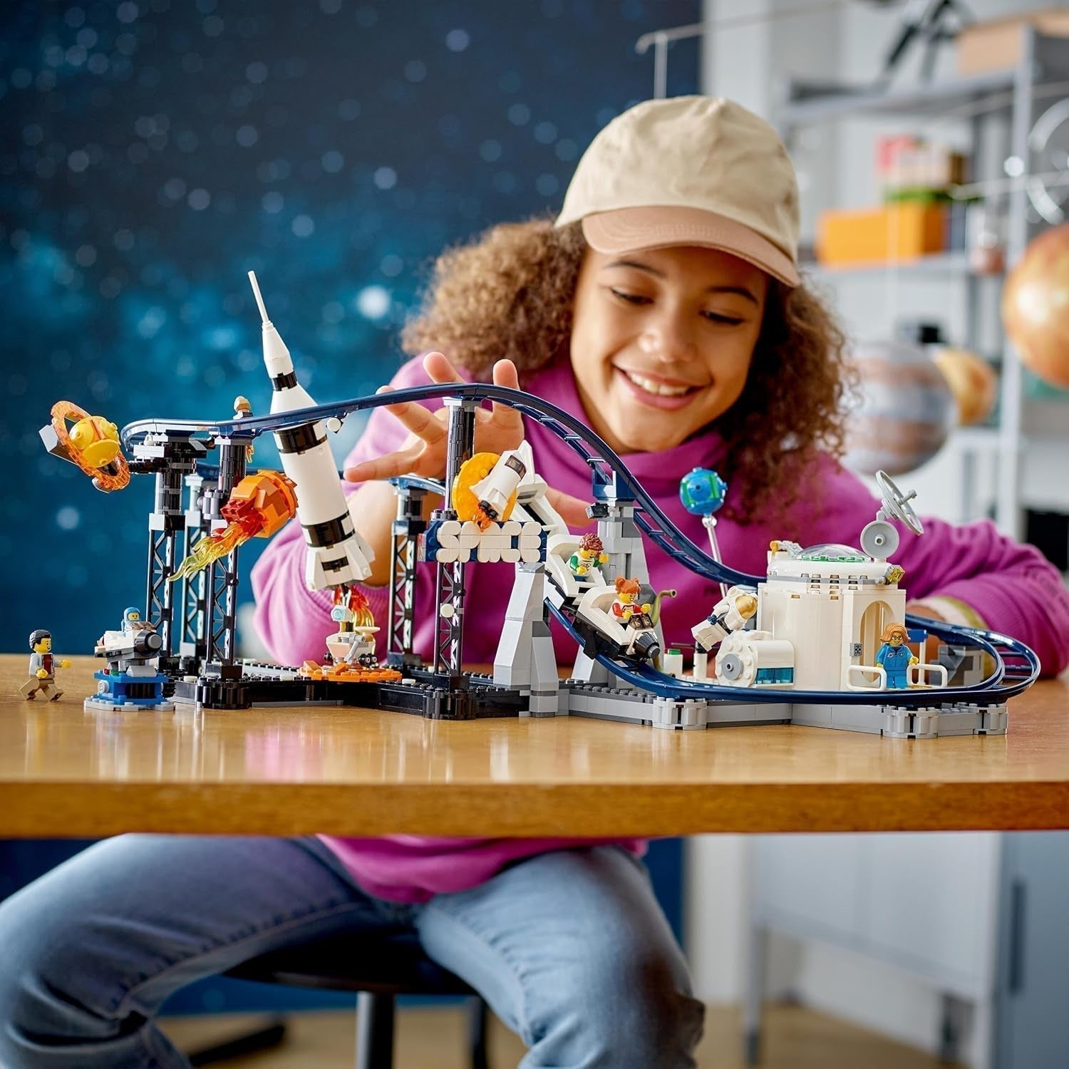 LEGO 31142 Creator 3-in-1-Weltraum-Achterbahn-Spielzeugset für Kinder mit funktionierenden Wagen, lässt sich in einen Freifallturm oder ein Karussell mit Raketen und leuchtenden Steinen umbauen. Besuchen Sie den LEGO-Store