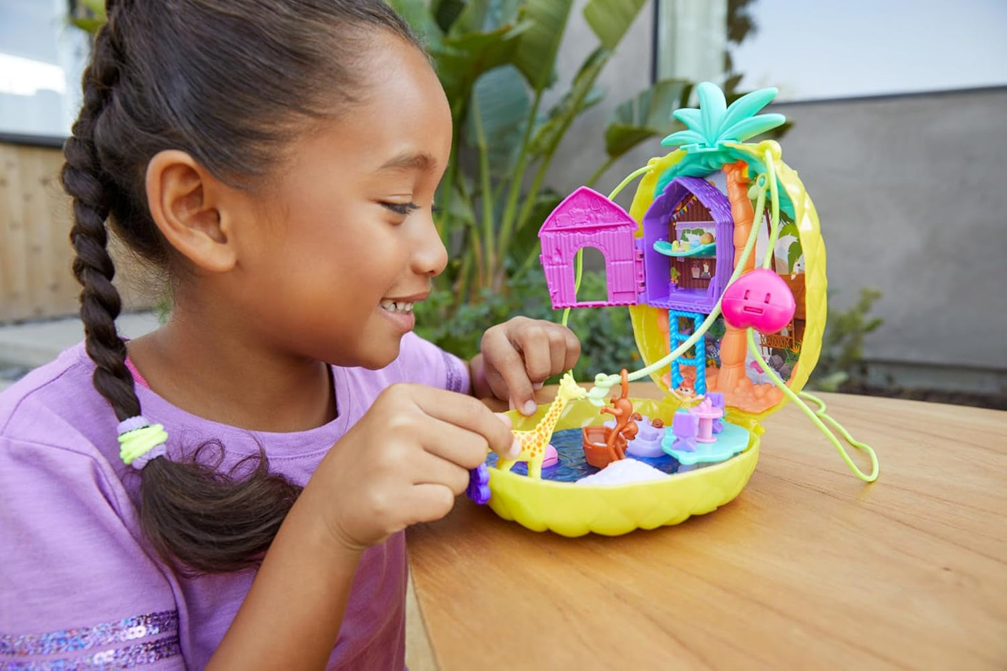 Polly Pocket GKJ64 – Tragbare Ananas-Taschen-Kompaktdose mit 8 lustigen Funktionen, Polly- und Lila-Puppen, 2 Zubehörteilen und Aufkleberbogen; Spielzeug für Kinder ab 4 Jahren