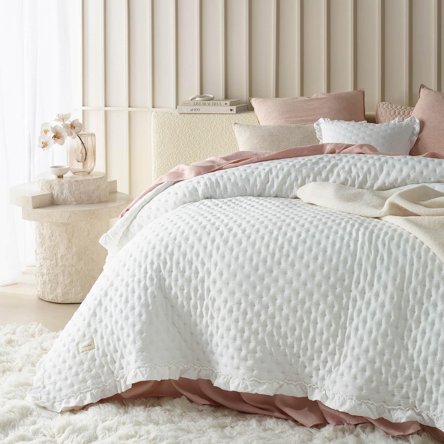 Molly Elegante Tagesdecke in Weiß 220 x 240 cm. Vielseitige Tagesdecke als Tagesdecke oder Sofaüberwurf. Überwurfdecke für Bett und Sofa. Deckenstil. Ideal als Tagesdecke. Betten und Decken. Besuchen Sie den ROOM99-Store