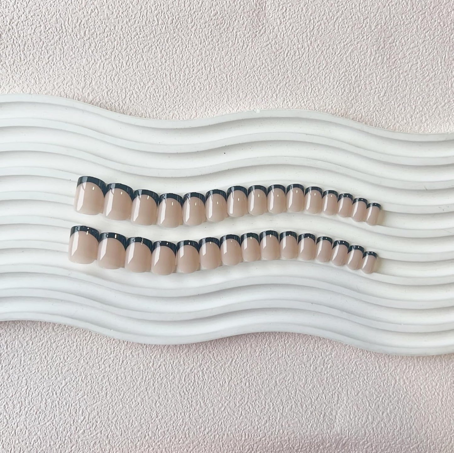 Kurze künstliche Nägel mit französischer Spitze – 30 Stück schwarze Nägel zum Aufkleben auf kurze quadratische Nägel, künstliche Nägel mit französischer Spitze mit Kleber, Set mit quadratischen künstlichen Nägeln für Frauen