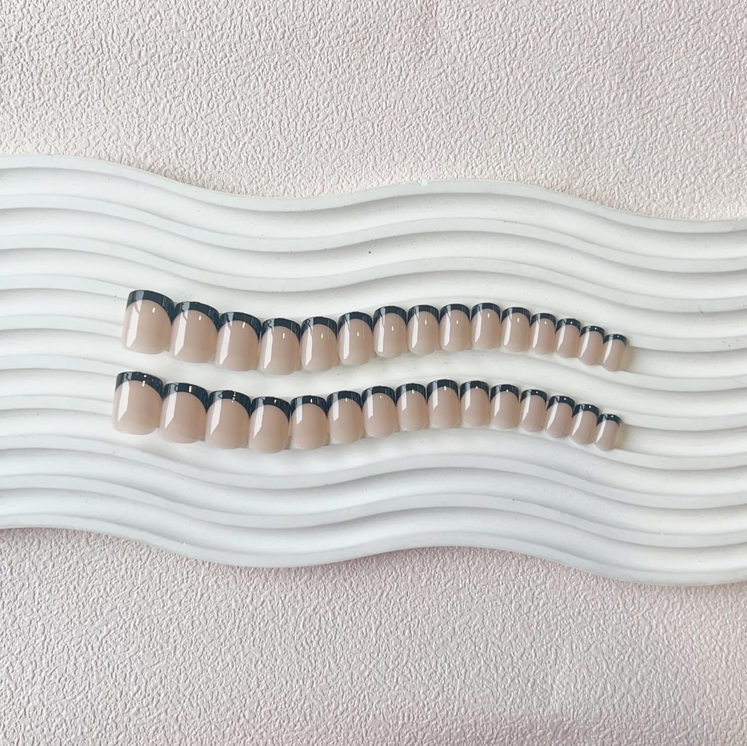 Kurze künstliche Nägel mit französischer Spitze – 30 Stück schwarze Nägel zum Aufkleben auf kurze quadratische Nägel, künstliche Nägel mit französischer Spitze mit Kleber, Set mit quadratischen künstlichen Nägeln für Frauen