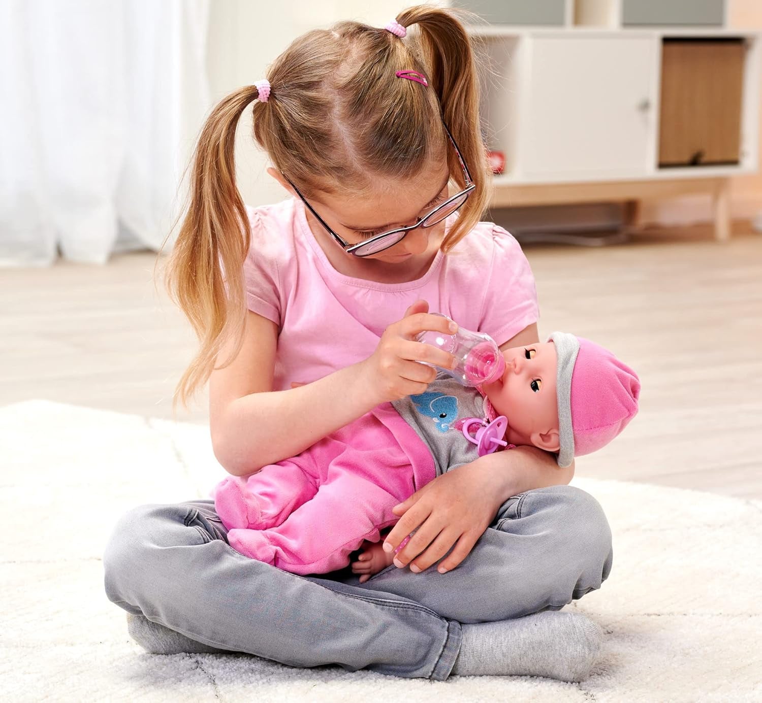 Simba 105140066 – Laura Interactive, Weichkörperpuppe mit Schlafaugen, plappert bei Bewegung, trinkt aus einer Flasche und schläft ein, 40 cm, Babypuppe für Kinder ab 2 Jahren