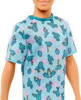 Barbie Ken Fashionistas-Puppe – T-Shirt mit Kaktus- und Palmenmuster, weiße Shorts und Turnschuhe, perfekt für Abenteuer mit Freunden und Spaziergänge in der Stadt, für Kinder ab 3 Jahren, HJT10 Naty Shop Dolls