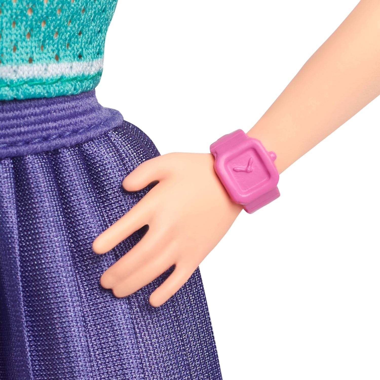Barbie Fashionistas Puppe Nr. 232 mit roten Haaren, sportlichem Jersey-Oberteil mit B-Print, lila Faltenrock, Armbanduhr und Turnschuhen, HYT90