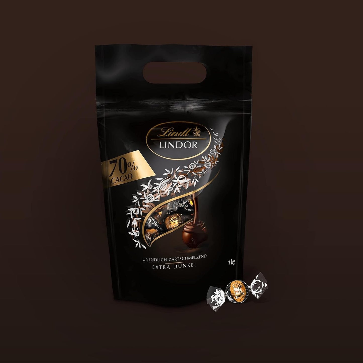 Lindt LINDOR Extra Dark Chocolate Balls und LINDOR Strawberry Creme Chocolate Balls | 1 kg wiederverschließbarer Beutel | ca. 80 weiße Schokoladenkugeln mit Erdbeercreme