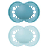 MAM Original Schnuller, 2er-Pack, zahnfreundliche Babyschnuller, aus nachhaltigen und bioregenerierbaren Materialien, MAM SkinSoft Silikonsauger, mit Schnullerbox, 6-16 Monate, Blau/Hellblau