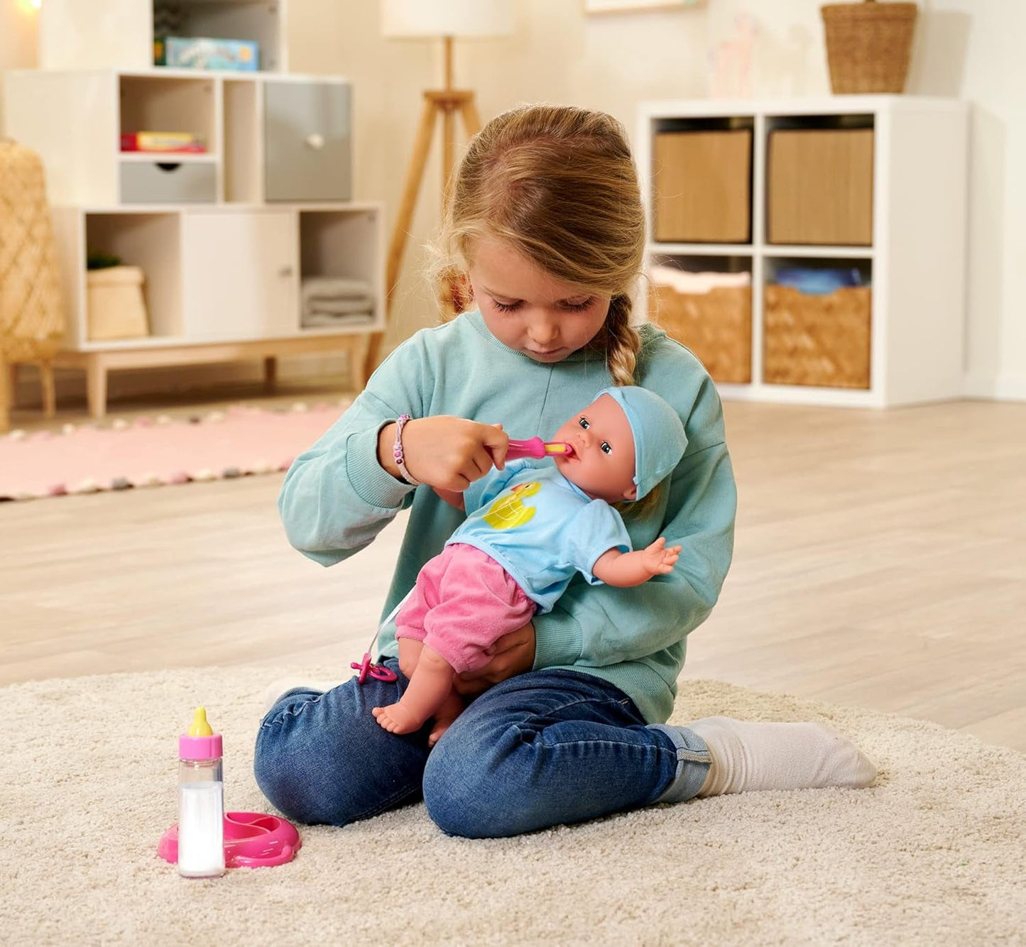 Simba 105010964 – Laura Hungry Weichkörperpuppe mit Schaufensterpuppe, Zauberlöffel, Flasche mit verschwindendem Inhalt und kleinem Teller, 38 cm, Puppe ab 2 Jahren Naty Shop Dolls