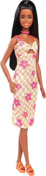 Barbie Fashionistas Puppe Nr. 233 mit schwarzem Haar, orange kariertem Midikleid mit rosa Blumen, Halskette und Sandalen, HYT91