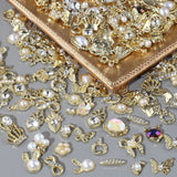 50 Stück Gold Nail Charms,Mix Styles Glitzersteine ​​​​Nägel Perle Legierung Nagel Steine ​​Blume Schmetterling Strasssteine ​​​​Nägel Herz Stern Nagel Charms DIY Nail Art Zubehör Frauen Nägel Deko