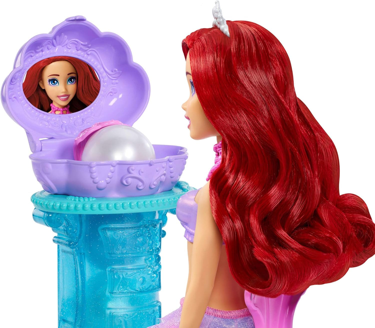 Mattel Disney Princess Toys, Meerjungfrau-Arielle-Modepuppe mit abnehmbarer Schwanzflosse, Schminktisch mit 5 wiederholbaren Pop-Up-Überraschungen und 5 Zubehörteilen, JBF86
