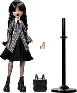 Monster High Wednesday-Puppe und Zubehör Wednesday Addams Sammelfigur in Nevermore Academy-Uniform mit eiskalter Hand und Rucksack-Puppenständer HXJ04 Naty Shop Dolls