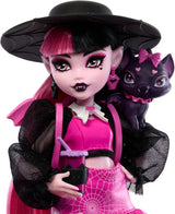 Monster High Draculaura-Puppe mit ihrem Haustier, der Fledermauskatze Count Fabulous, und Zubehör wie einem Rucksack, einem Zauberbuch, einer Bento-Box und mehr, HRP64