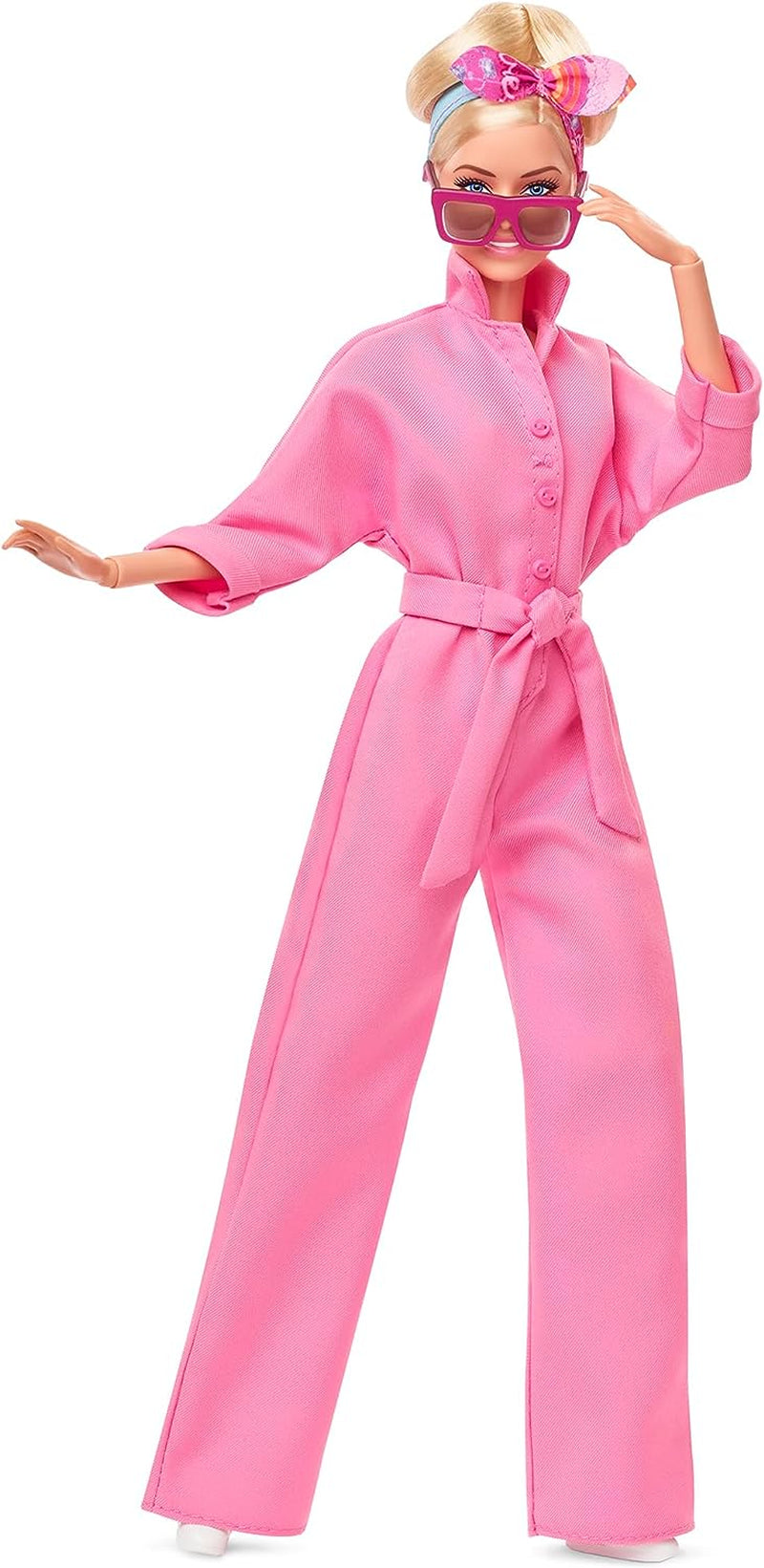 BARBIE THE MOVIE Margot Robbie – Puppe mit Kaugummi-Rosa Jumpsuit, Messy Updo, Sonnenbrille, Kopftuch, Wedge-Sneakers, Sammlerverpackung, für Kinder ab 3 Jahren, HRF29