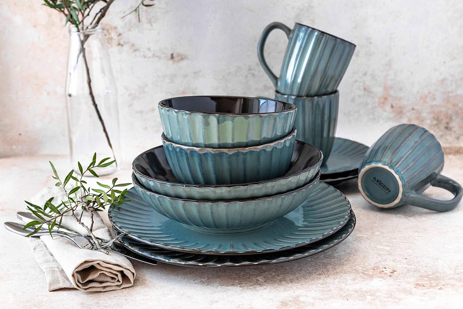 MÄSER 931966 Tafelservice der Confino-Serie für 4 Personen, moderner Vintage-Look, Frühstücksset aus Keramik, 12-teilig, Petrol mit schwarzen Akzenten, Steingut